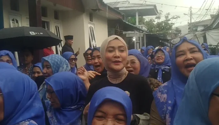 Diguyur Hujan hingga Basah Kuyup, Kehadiran Widya Pratiwi Murad di Tradisi Hadrat Batu Merah Dapat Apresiasi