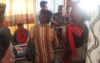 Kantor Pimpinan Adat Matetemun Menyelesaian Masalah Tabrakan Secara Adat Dan Kekeluargaan, Proses Sidang/Pertemuan Adat Ini Dipimpin Dan Disaksikan Langsung Di Hadapan Raja Fandi Wael