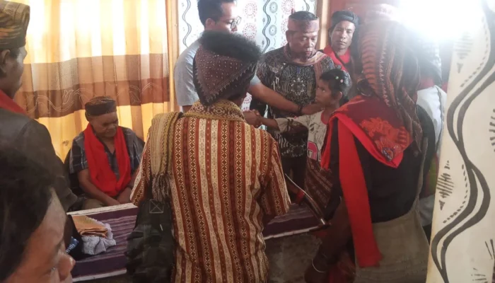 Kantor Pimpinan Adat Matetemun Menyelesaian Masalah Tabrakan Secara Adat Dan Kekeluargaan, Proses Sidang/Pertemuan Adat Ini Dipimpin Dan Disaksikan Langsung Di Hadapan Raja Fandi Wael