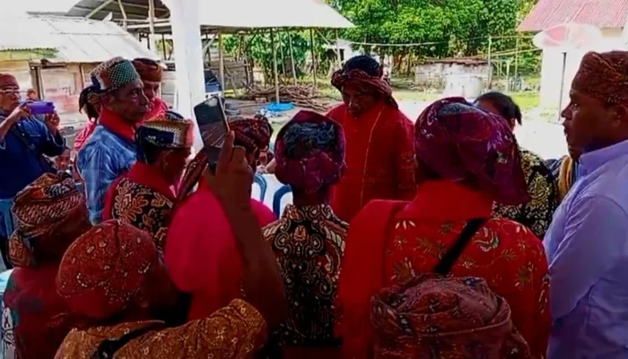 Acara Pengukuhan Pelantikan Bapak Komar Besan Sebagai Hinolong Baman Merupakan Momen Yang Sangat Sakral