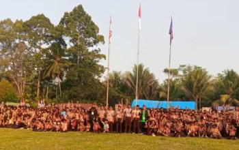 Kepala Sekolah SD Negeri 11 Wailata, Ibu Englen Kakisina, Besama Peserta Didik Ikuti Kegiatan Pramuka di Desa Dafa, Kecamatan Wailata, Kabupaten Buru