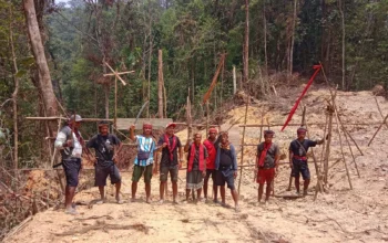Keluarga Besar Nurlatu Pasang Palang Penolakan di Lahan Tifu Emngesa, Larang Aktivitas PT. Wahana Lestari