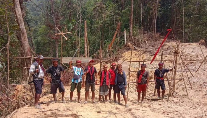 Keluarga Besar Nurlatu Pasang Palang Penolakan di Lahan Tifu Emngesa, Larang Aktivitas PT. Wahana Lestari